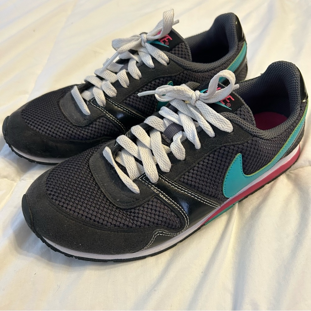 Nike black tennis running shoes sneakers with teal swoosh and pink accents